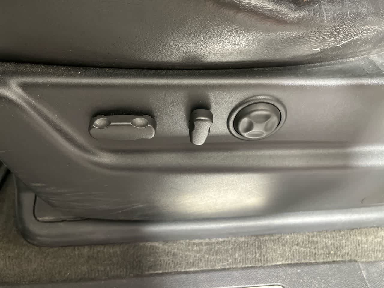 Used 2010 Cadillac Escalade AWD image 14