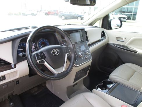 Used 2018 Toyota Sienna XLE Premium image 13
