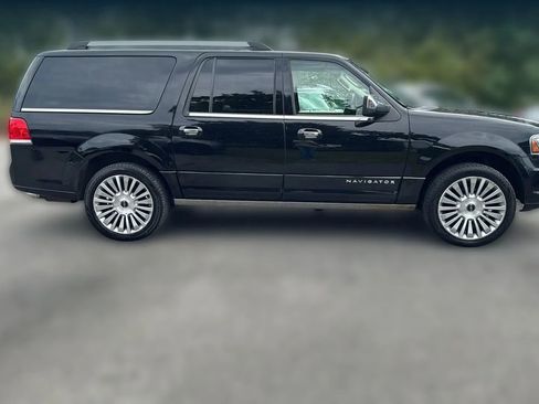 Used 2017 Lincoln Navigator L Reserve image 4