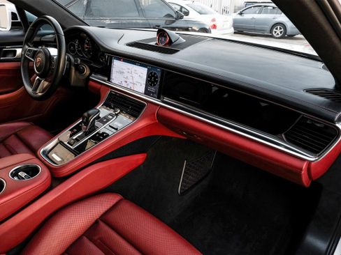 Used 2018 Porsche Panamera image 12