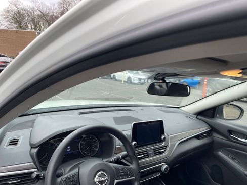 Used 2025 Nissan Altima 2.5 SV image 32