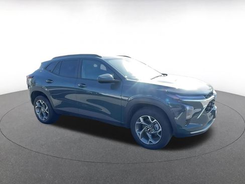 Used 2025 Chevrolet Trax LT w/ LT Convenience Package FWD image 2