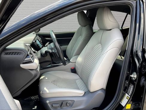 Used 2019 Toyota Camry SE FWD image 19