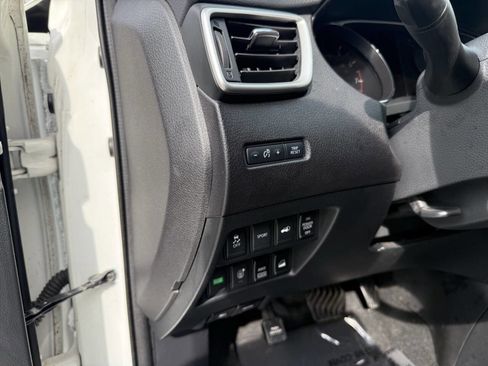 Used 2016 Nissan Rogue SV w/ SV Premium Package AWD/4WD image 11