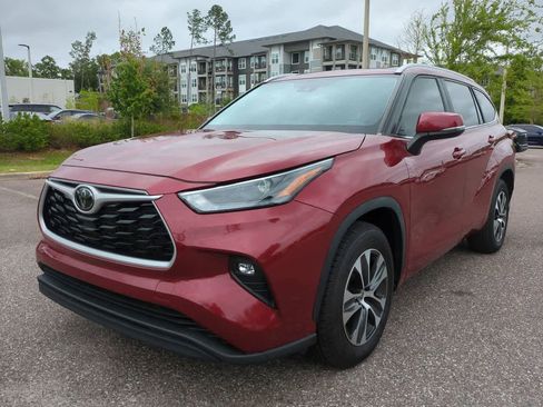 Used 2023 Toyota Highlander XLE image 2