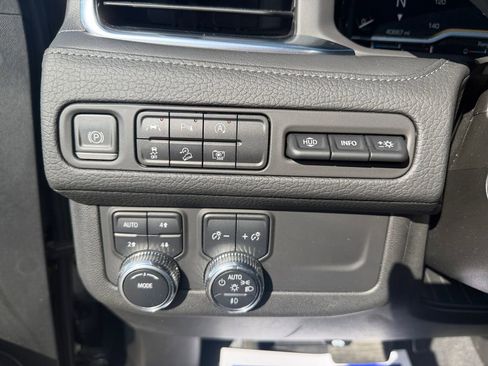 Used 2023 GMC Yukon XL Denali image 33