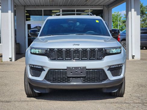 Used 2025 Jeep Grand Cherokee Limited w/ Black Appearance Package AWD/4WD image 5