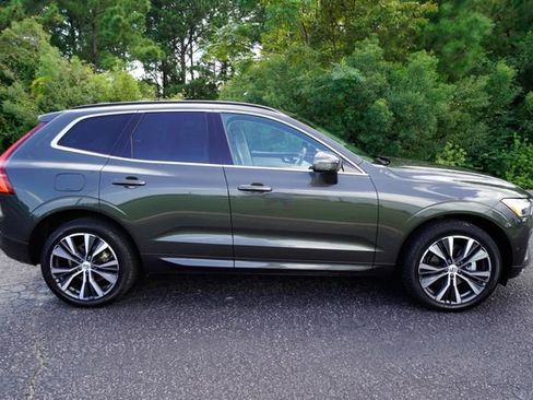 Used 2022 Volvo XC60 B5 Momentum w/ Advanced Package image 2