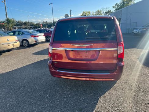 Used 2016 Chrysler Town & Country Touring FWD image 4