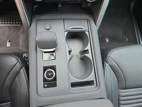 New 2025 Land Rover Discovery S image 28