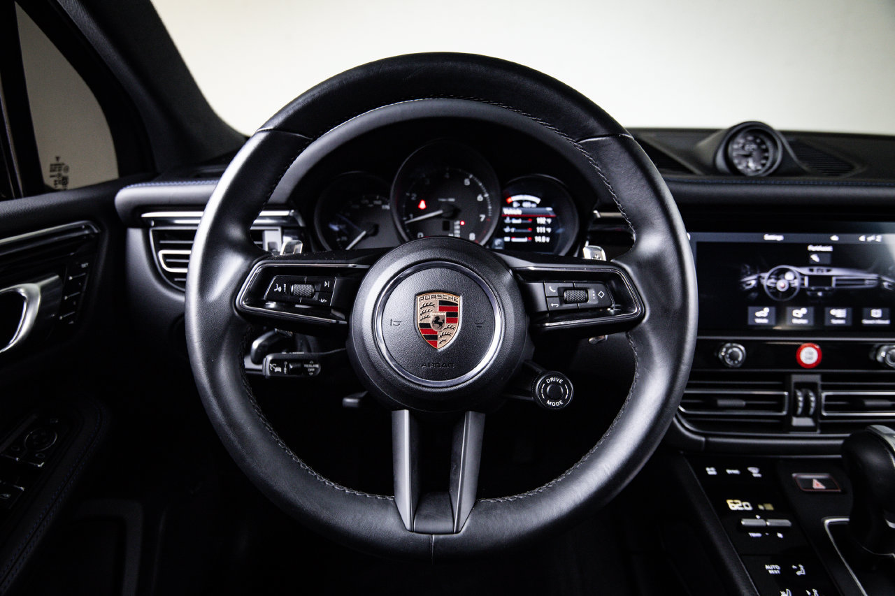 Certified 2025 Porsche Macan AWD/4WD image 26