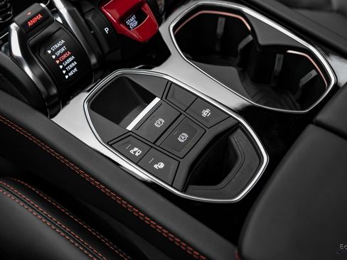 Used 2025 Lamborghini Urus SE AWD/4WD image 69