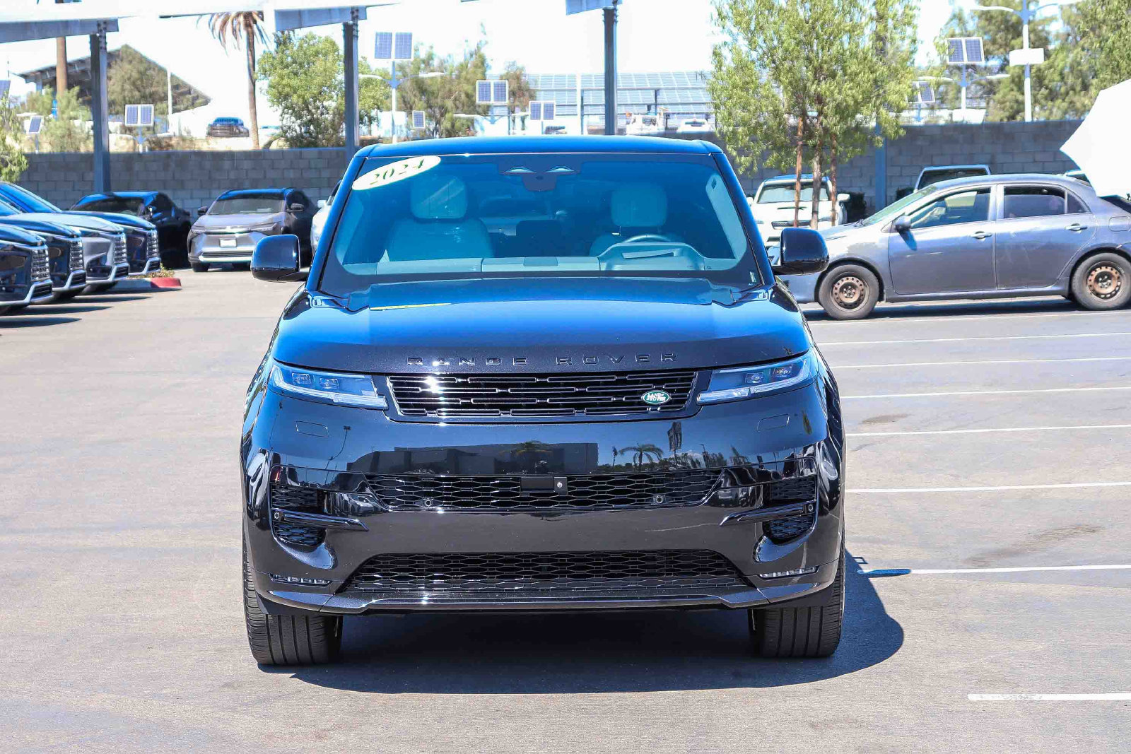 Used 2024 Land Rover Range Rover Sport Dynamic SE AWD/4WD image 2