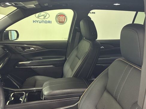 Used 2025 Chevrolet Traverse High Country image 10