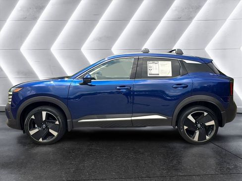 Used 2025 Nissan Kicks SR FWD image 2