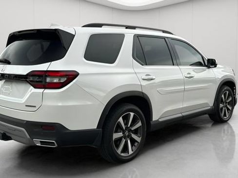 Used 2025 Honda Pilot Touring image 4