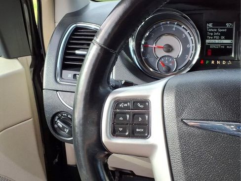 Used 2015 Chrysler Town & Country Touring-L w/ Driver Convenience Group FWD image 12