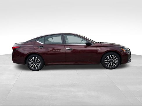 Used 2024 Nissan Altima 2.5 SV FWD image 8