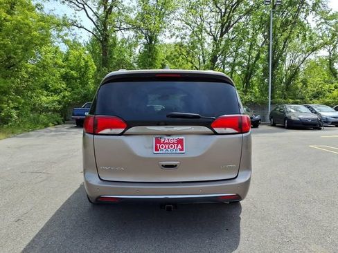 Used 2017 Chrysler Pacifica Limited FWD image 7
