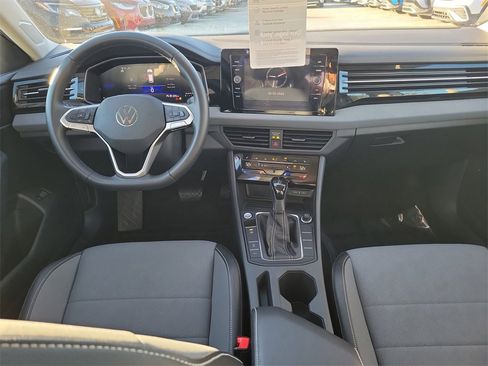 Used 2025 Volkswagen Jetta SE w/ Sunroof Package image 9