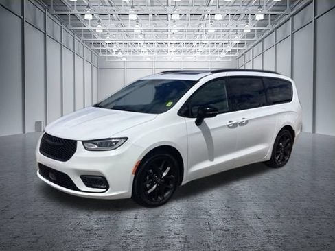 Used 2025 Chrysler Pacifica Limited FWD image 1