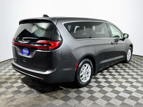 Used 2023 Chrysler Pacifica Touring-L FWD image 7