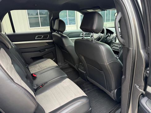 Used 2017 Ford Explorer XLT w/ Equipment Group 202A AWD/4WD image 30