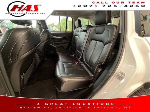 Used 2023 Jeep Grand Cherokee Limited w/ Black Appearance Package AWD/4WD image 12