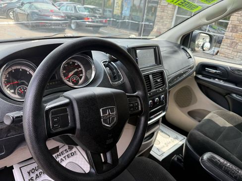 Used 2016 Dodge Grand Caravan w/ SE Plus Package FWD image 9