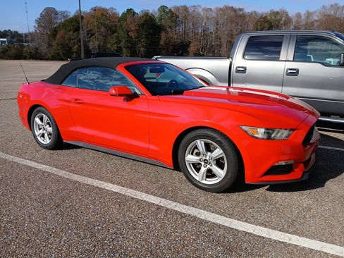Used 2015 Ford Mustang Convertible image 3