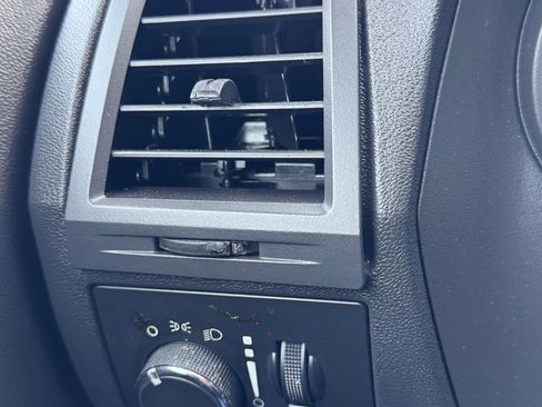 Used 2014 Dodge Challenger SXT image 21