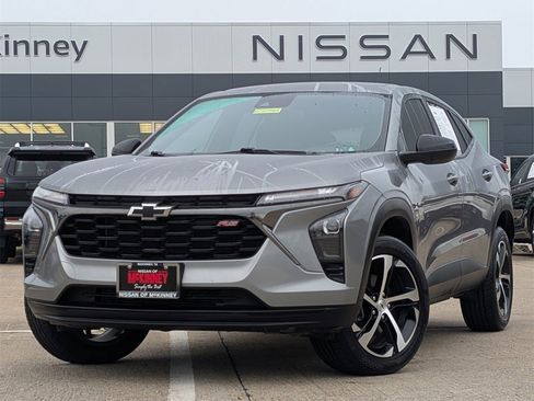 Used 2024 Chevrolet Trax RS image 2