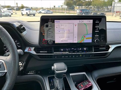 Used 2024 Toyota Sienna XLE Woodland Edition image 7