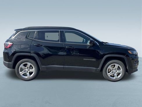 Used 2024 Jeep Compass Latitude image 9