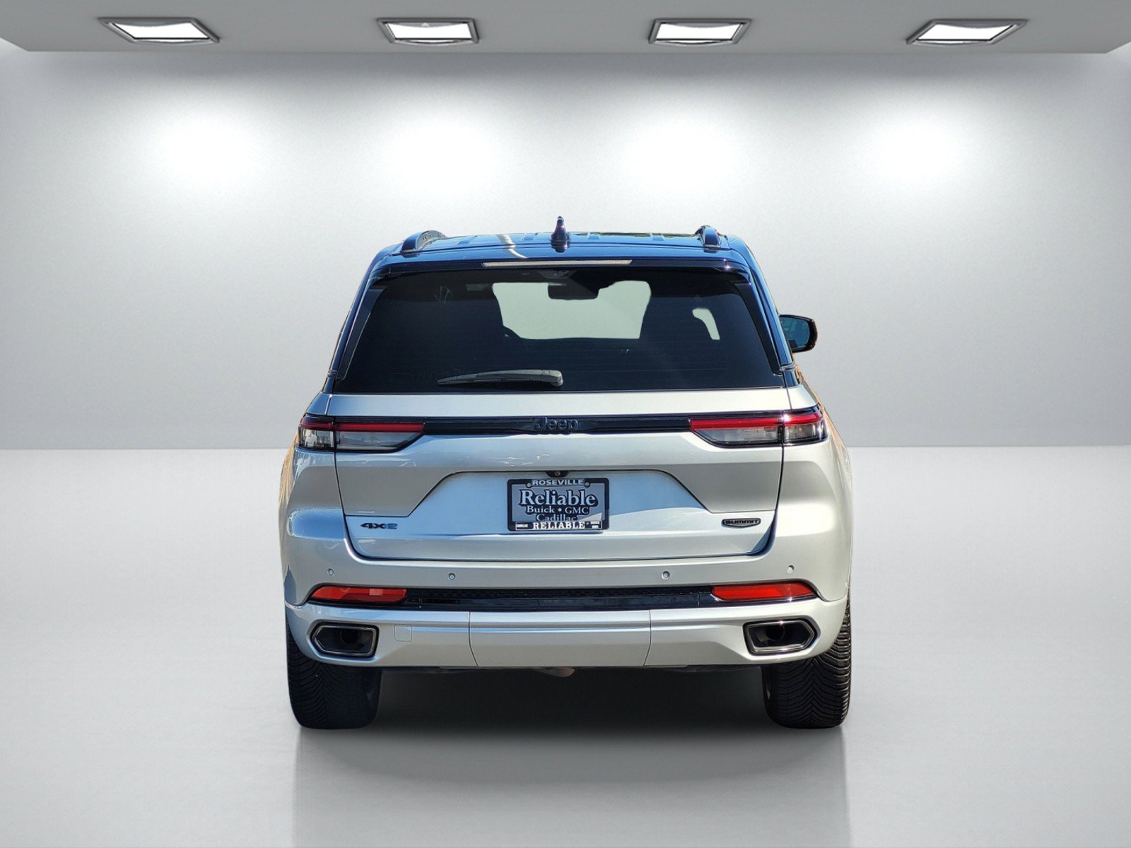 Used 2023 Jeep Grand Cherokee Summit AWD/4WD image 5