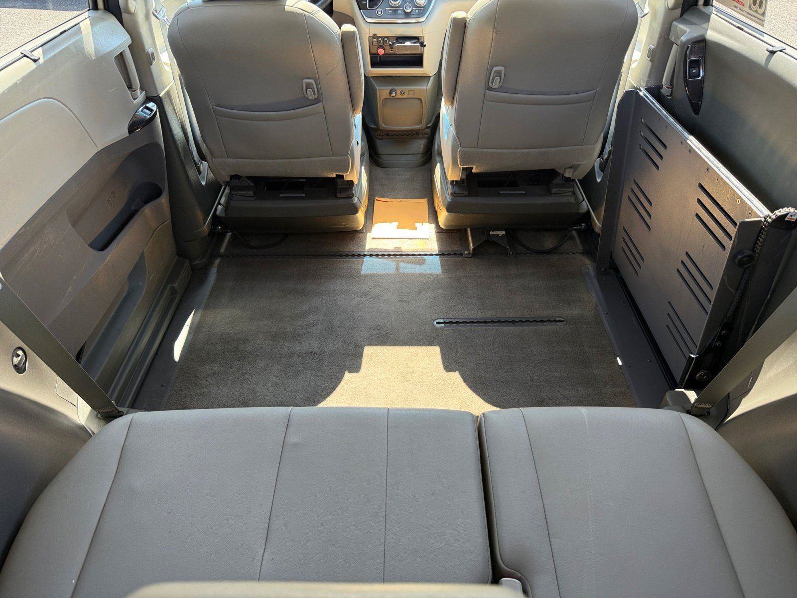 Used 2015 Toyota Sienna XLE w/ XLE Navigation Package FWD image 15