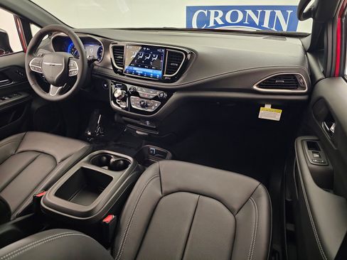 New 2026 Chrysler Pacifica Select image 16