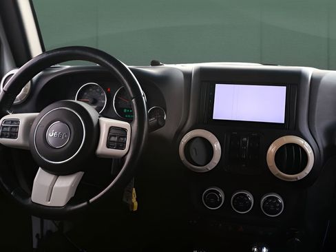 Used 2015 Jeep Wrangler Unlimited Sahara image 33