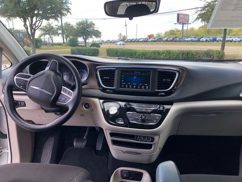 Used 2021 Chrysler Voyager LX image 21