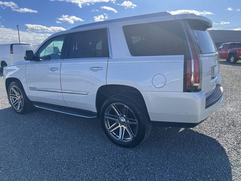 Used 2017 Cadillac Escalade Luxury RWD image 2