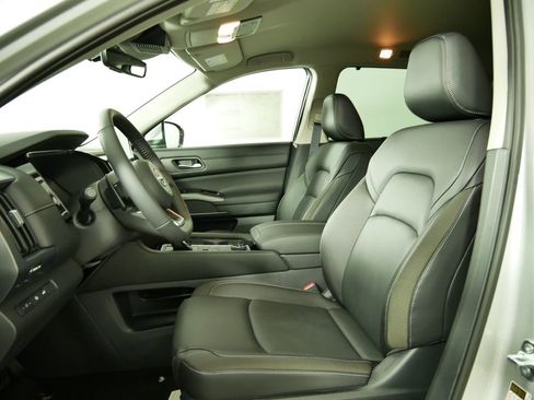 Used 2025 Nissan Pathfinder SL image 15