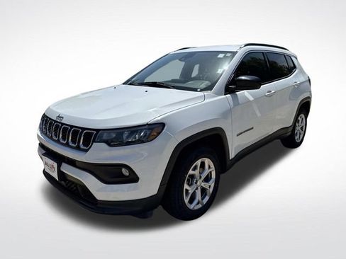 Used 2024 Jeep Compass Latitude AWD/4WD image 3
