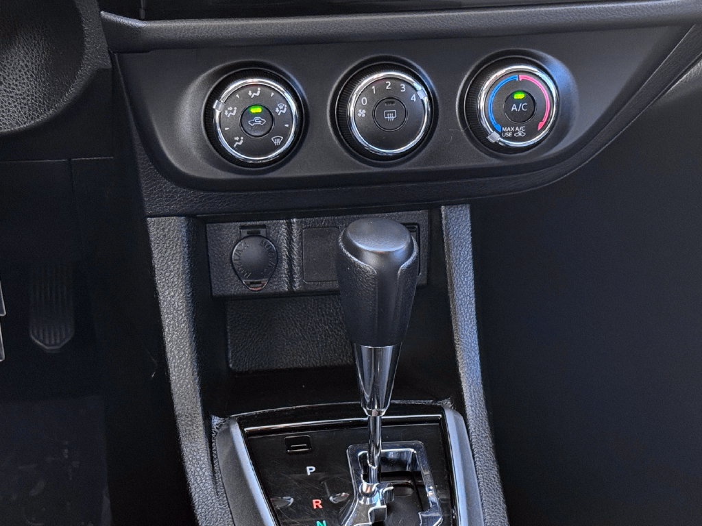 Used 2015 Toyota Corolla L FWD image 28