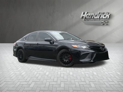 Used 2020 Toyota Camry SE image 2