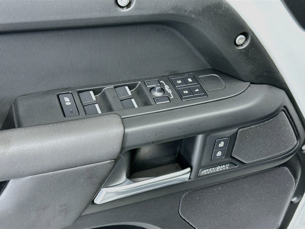 Used 2025 Land Rover Defender 110 X-Dynamic SE AWD/4WD image 22
