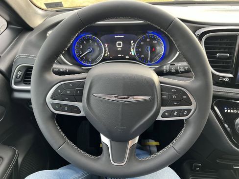 Used 2026 Chrysler Pacifica Select image 10