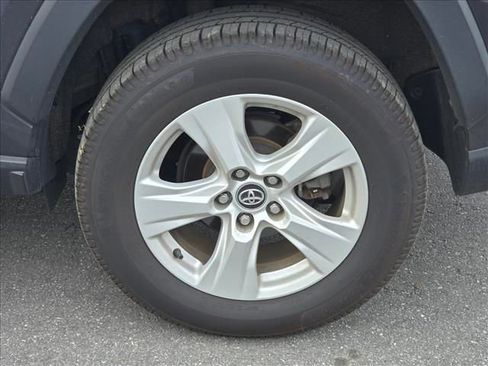 Used 2020 Toyota RAV4 XLE w/ Convenience Package image 6