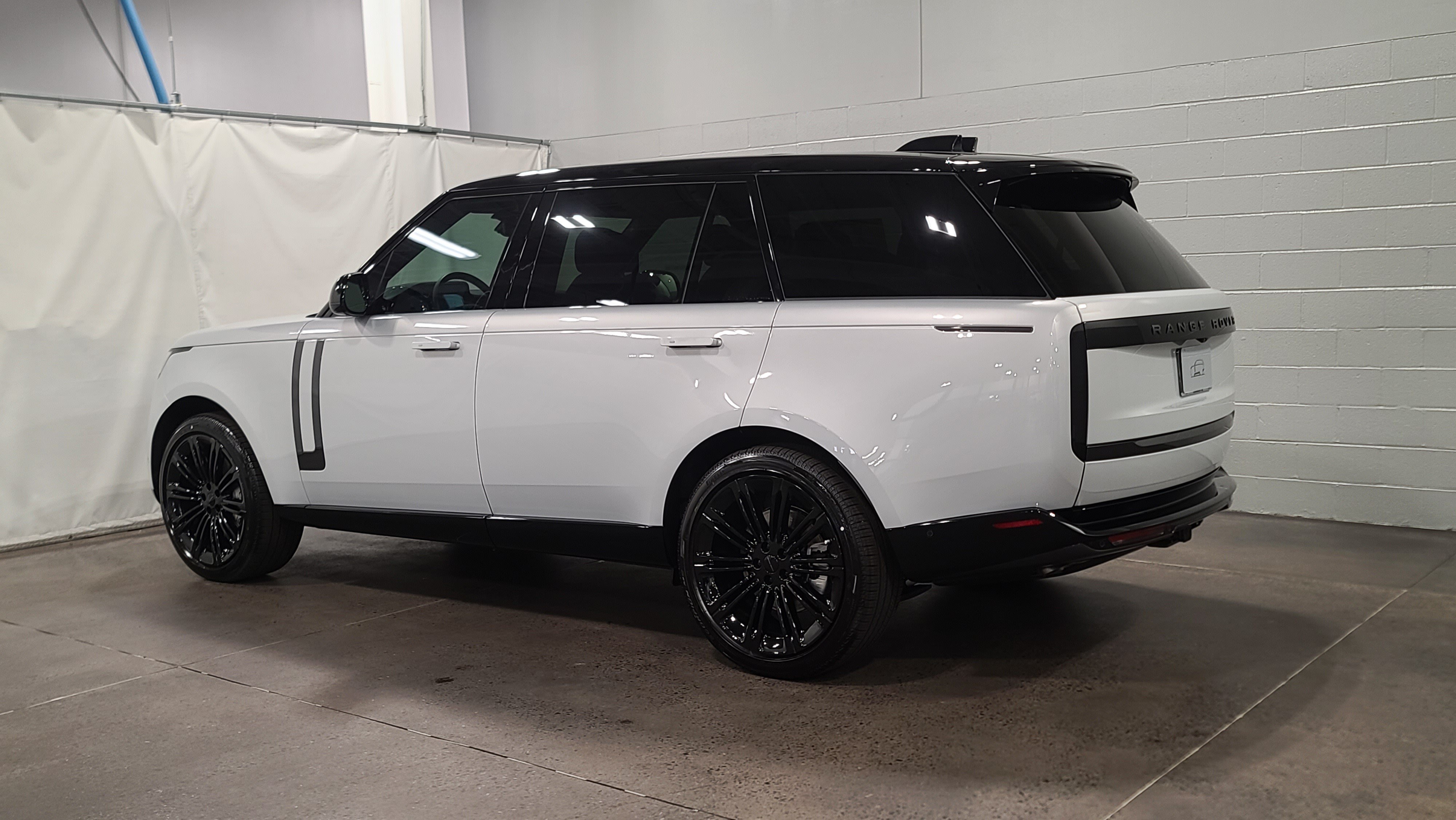New 2026 Land Rover Range Rover Long Wheelbase SE AWD/4WD image 12