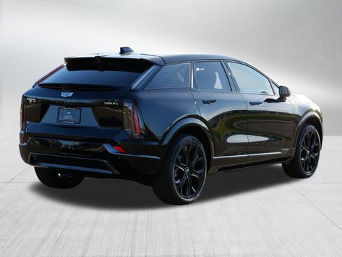 Used 2025 Cadillac Optiq Sport 2 w/ LPO, ONYX Package image 6