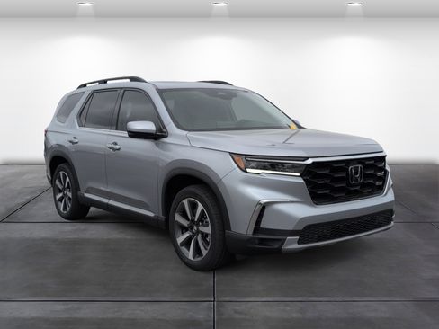 Used 2025 Honda Pilot Touring image 2